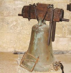 Campana maggiore della Pieve di Cellole, recante l'iscrizione che ricorda i nomi del campanaro e del pievano (fusione tra il 1254 e il 1260)