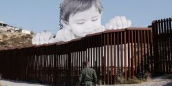 JR, installazione sul muro di confine tra Messico e Stati Uniti.