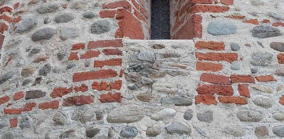 Dettaglio della parete esterna del battistero di Biella